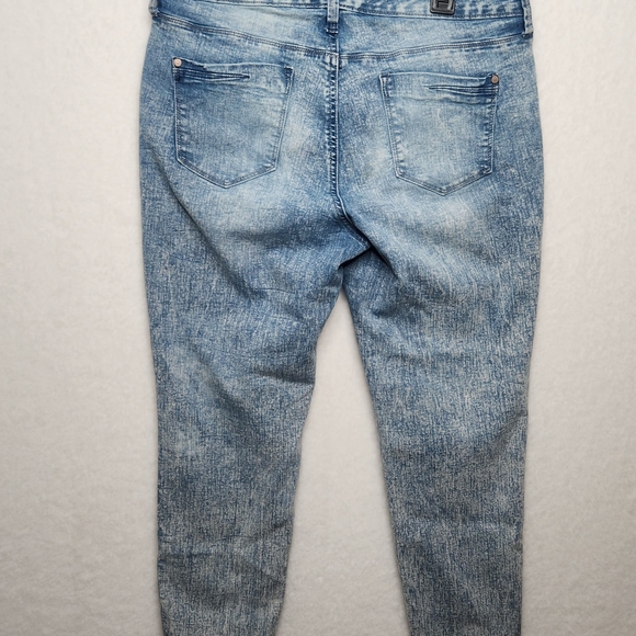 Bandolino Selene Acid-Washed Embroidered Geometric Designs Women's Jeans Size 12 - Picture 13 of 16